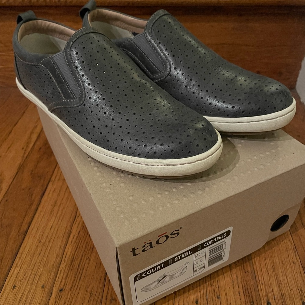 Like new Taos slip ons! Comfy Taos slides for the spring!